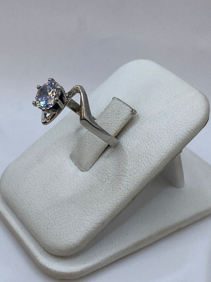 Anillo Solitario Ondulado con Zirconia Blanca en Plata Ley 925