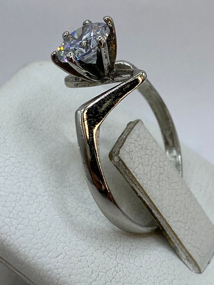 Anillo Solitario Ondulado con Zirconia Blanca en Plata Ley 925