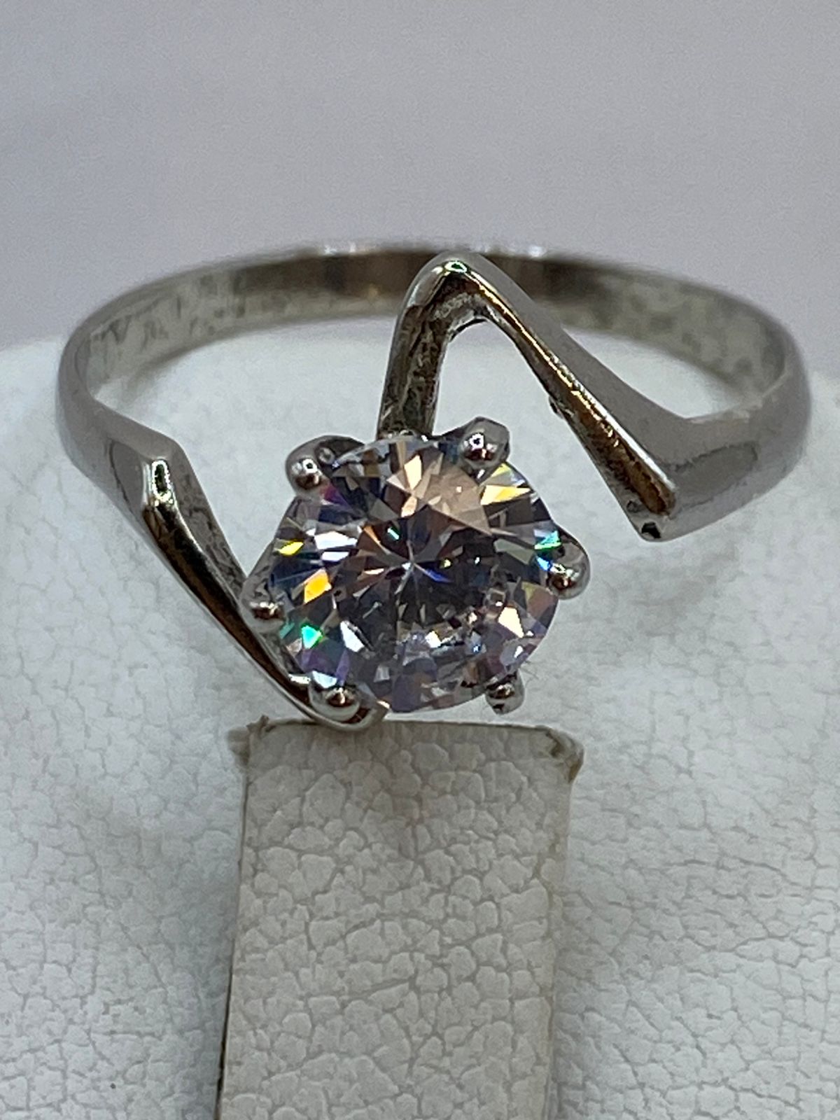 Anillo Solitario Ondulado con Zirconia Blanca en Plata Ley 925