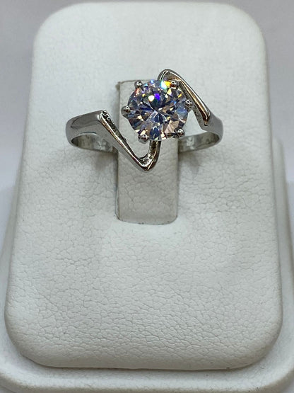 Anillo Solitario Ondulado con Zirconia Blanca en Plata Ley 925