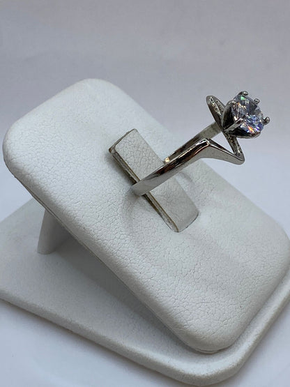 Anillo Solitario Ondulado con Zirconia Blanca en Plata Ley 925