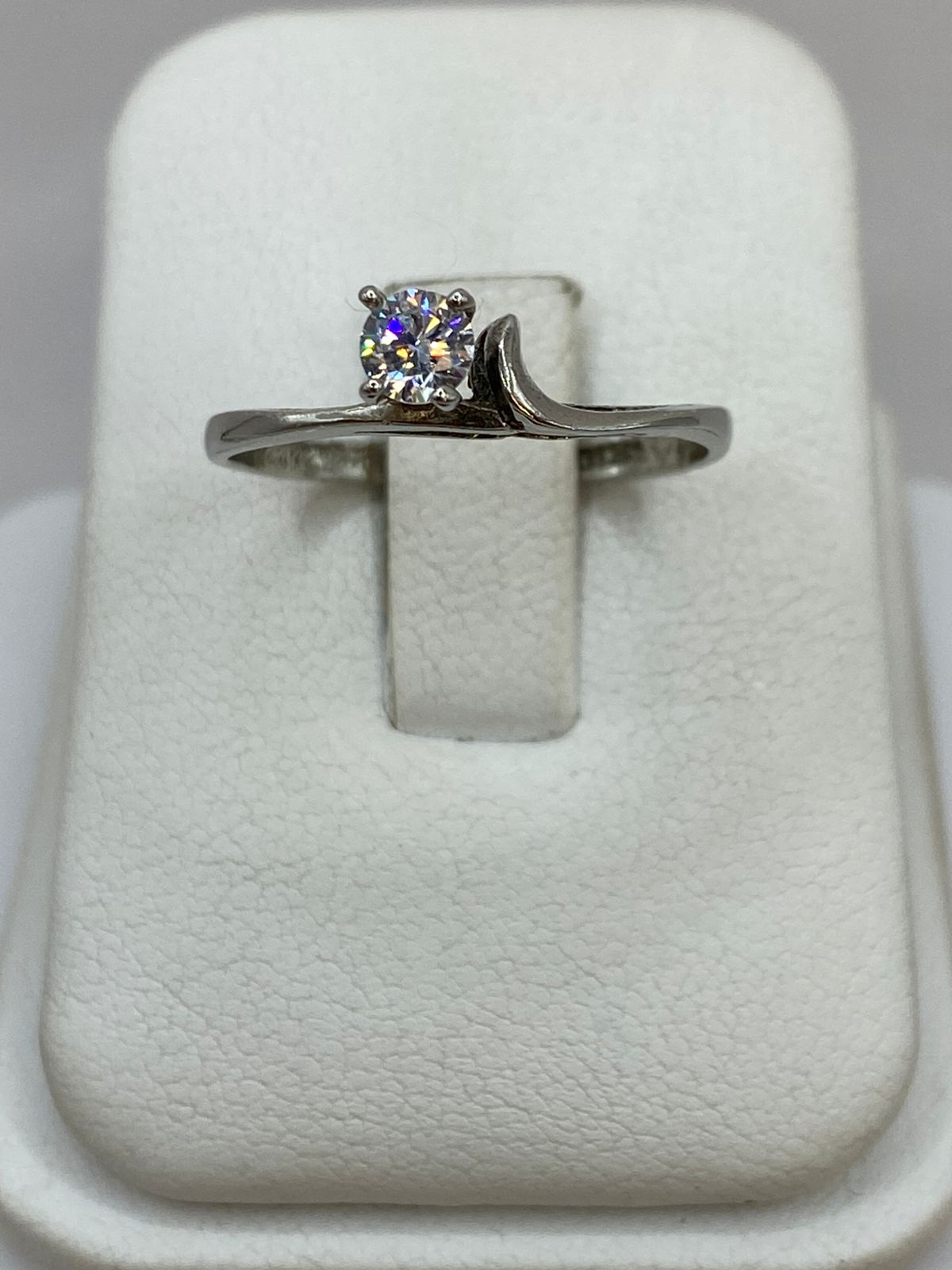 Anillo Solitario Ondulado con Zirconia Blanca en Plata Ley 925
