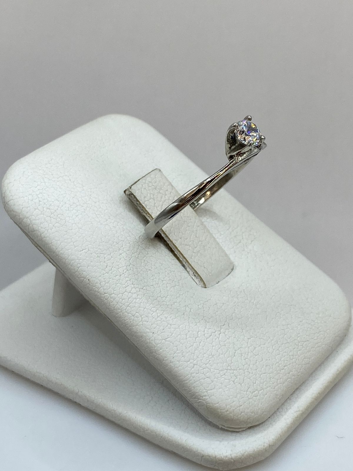 Anillo Solitario Ondulado con Zirconia Blanca en Plata Ley 925