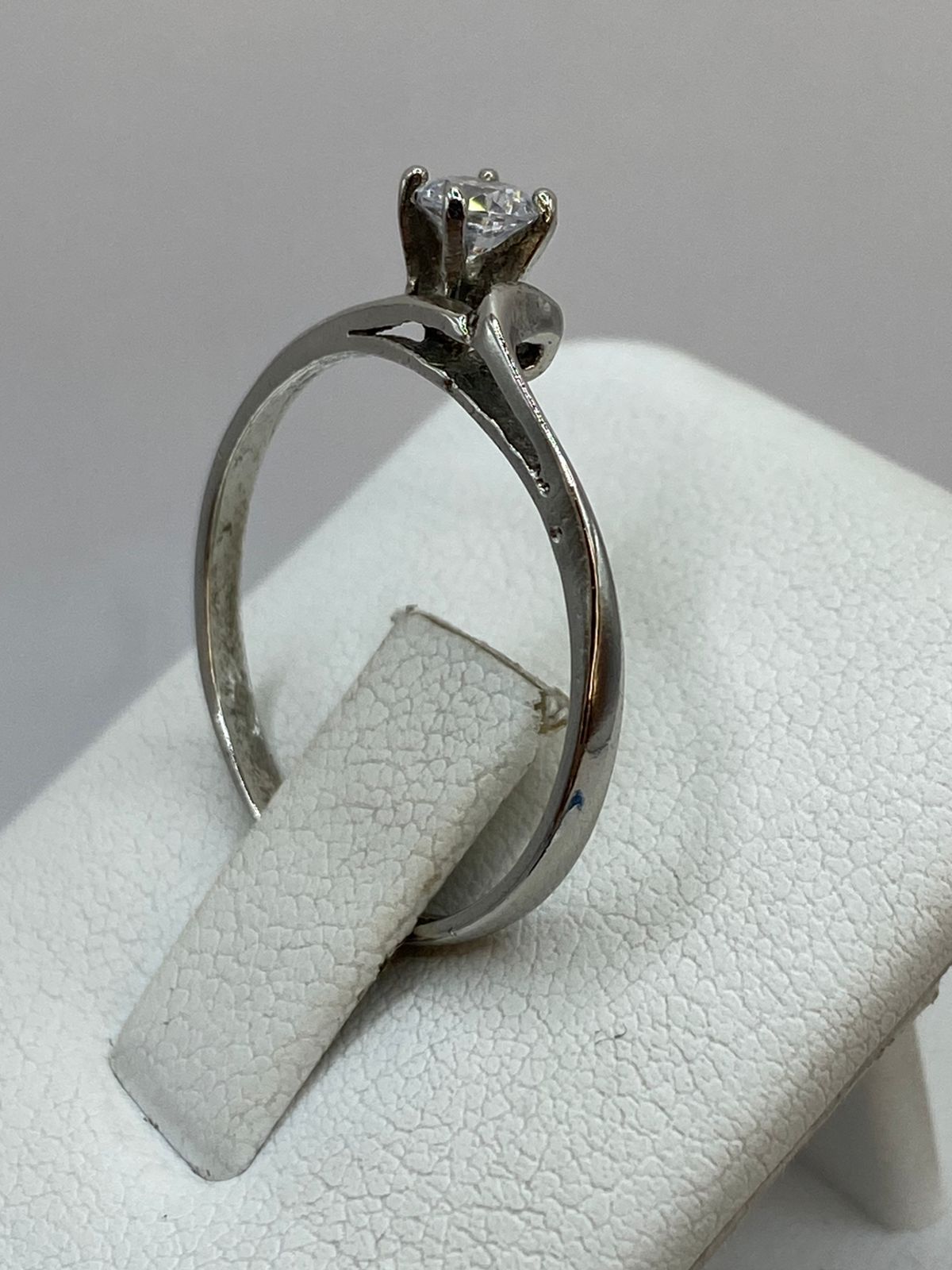 Anillo Solitario Ondulado con Zirconia Blanca en Plata Ley 925