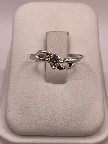 Anillo Solitario Ondulado con Zirconia Blanca en Plata Ley 925 en báscula mostrando peso