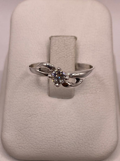 Anillo Solitario Ondulado con Zirconia Blanca en Plata Ley 925, vista frontal