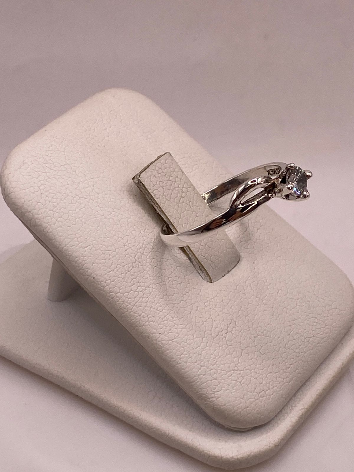 Anillo Solitario Ondulado con Zirconia Blanca en Plata Ley 925