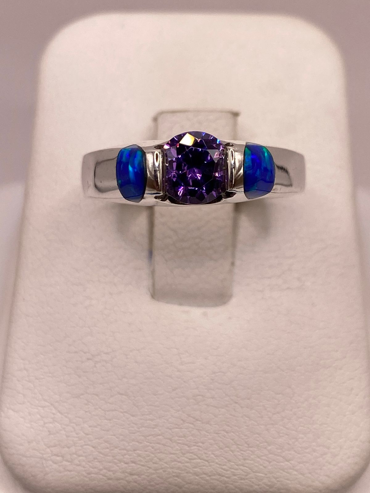 ANILLO SOLITARIO DE PLATA LEY 925 CON ÓPALO DE FUEGO Y ZIRCONIA LILA