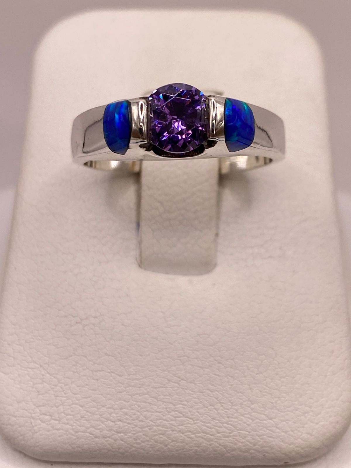 ANILLO SOLITARIO DE PLATA LEY 925 CON ÓPALO DE FUEGO Y ZIRCONIA LILA