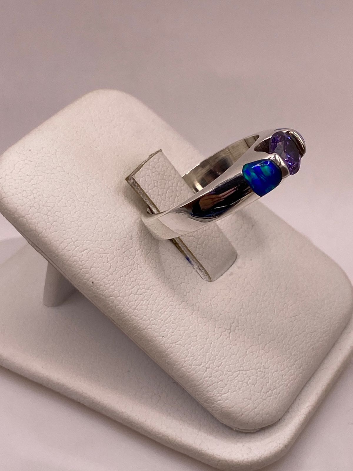 ANILLO SOLITARIO DE PLATA LEY 925 CON ÓPALO DE FUEGO Y ZIRCONIA LILA