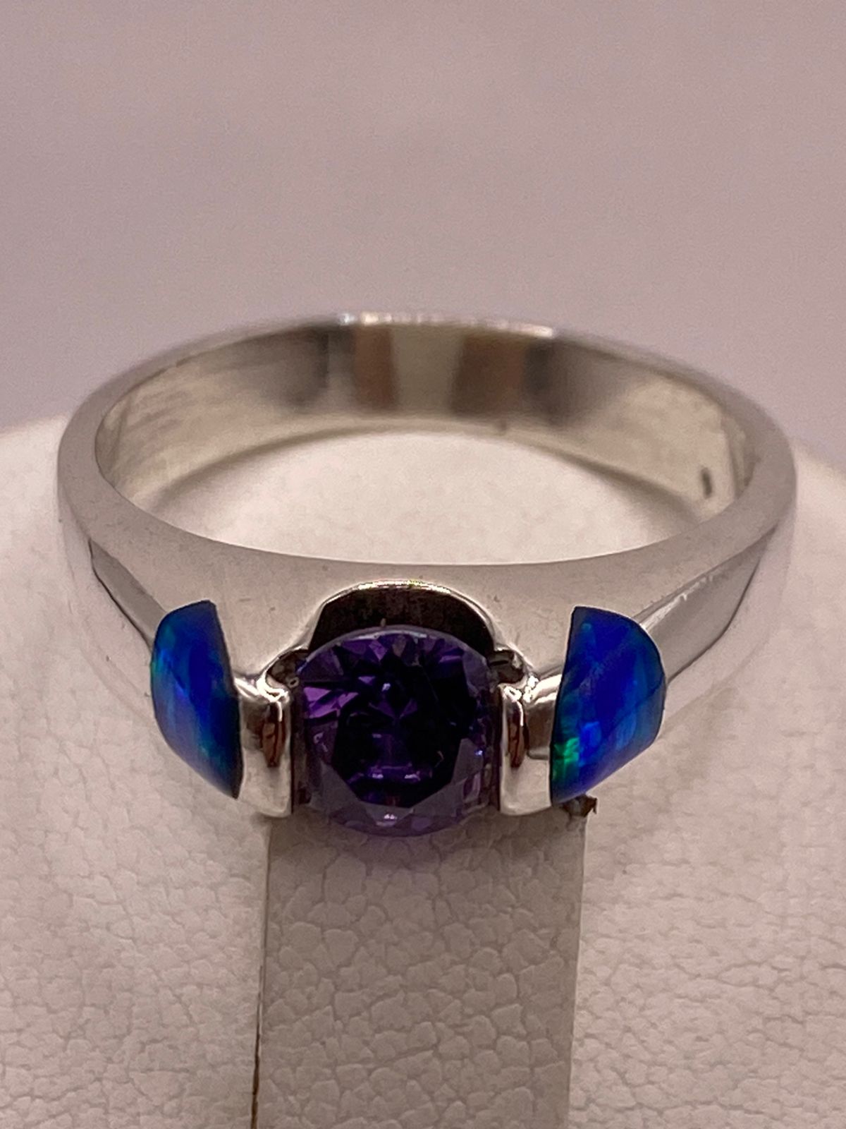 ANILLO SOLITARIO DE PLATA LEY 925 CON ÓPALO DE FUEGO Y ZIRCONIA LILA