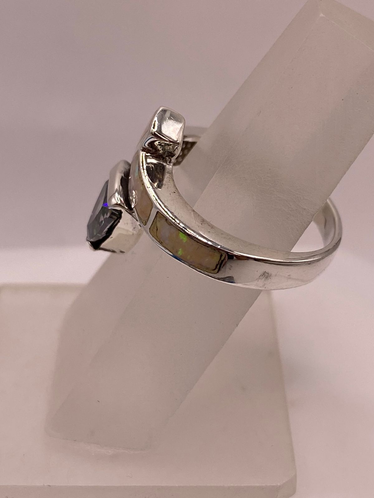 Anillo Solitario de Plata Ley 925 con Ópalo de Fuego y Zirconia Tornasol