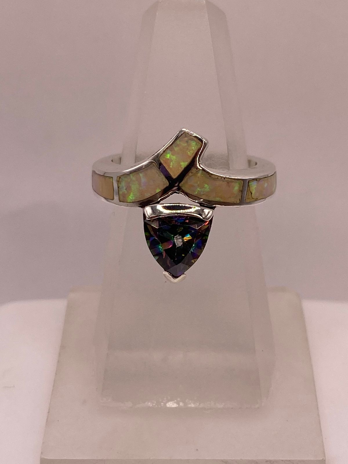 Anillo Solitario de Plata Ley 925 con Ópalo de Fuego y Zirconia Tornasol