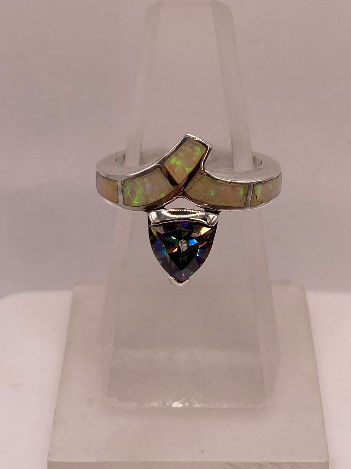 Anillo Solitario de Plata Ley 925 con Ópalo de Fuego y Zirconia Tornasol