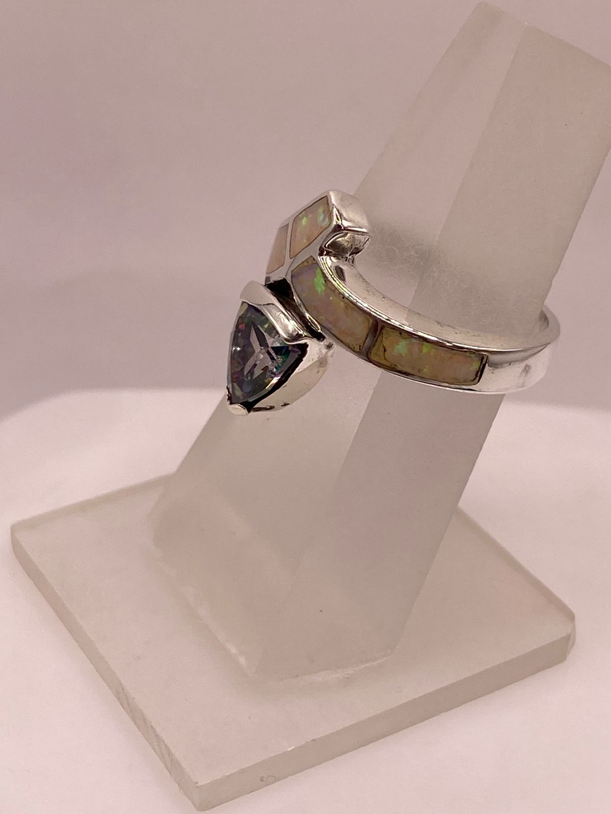 Anillo Solitario de Plata Ley 925 con Ópalo de Fuego y Zirconia Tornasol