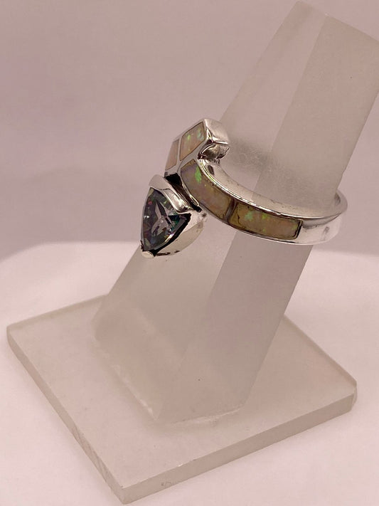 Anillo Solitario de Plata Ley 925 con Ópalo de Fuego y Zirconia Tornasol, vista frontal