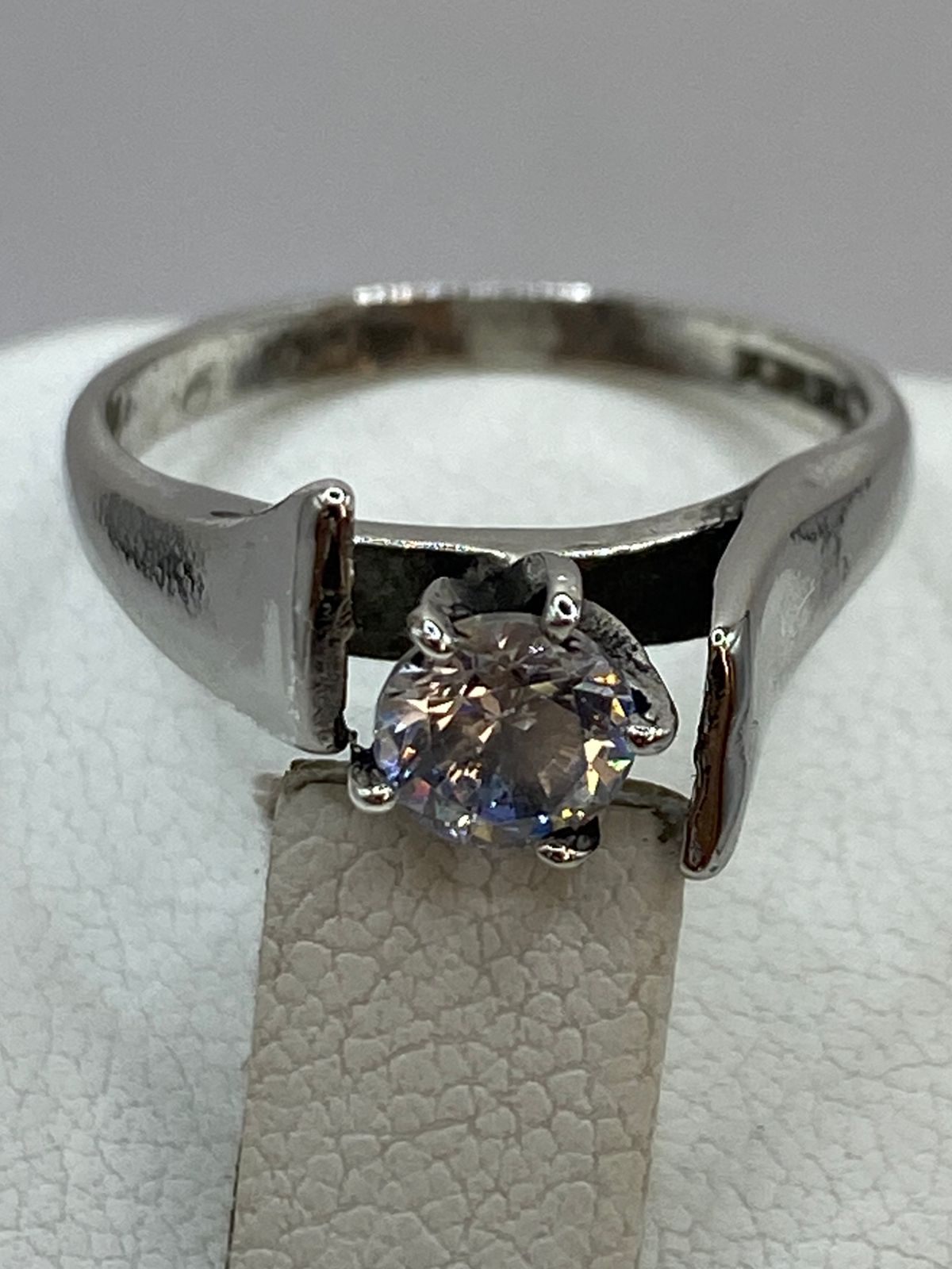Anillo Solitario de Plata Ley 925 con Zirconia Transparente