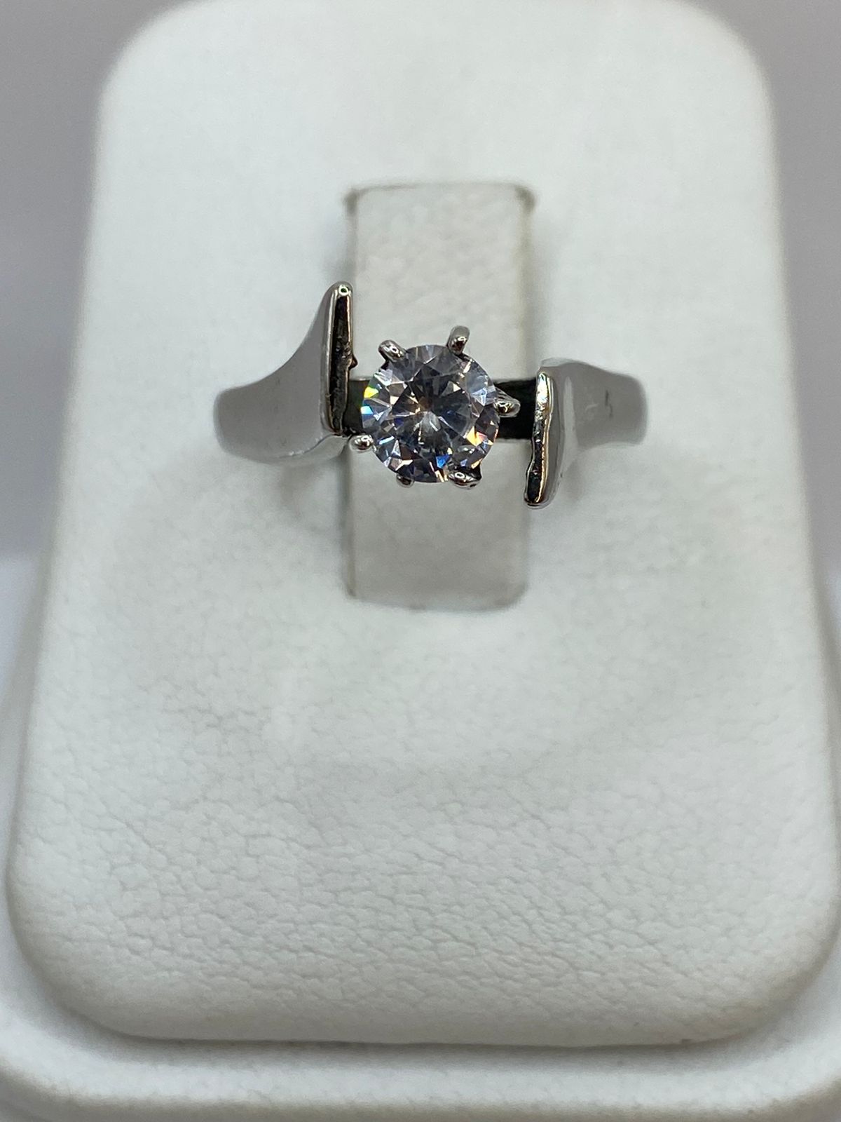 Anillo Solitario de Plata Ley 925 con Zirconia Transparente