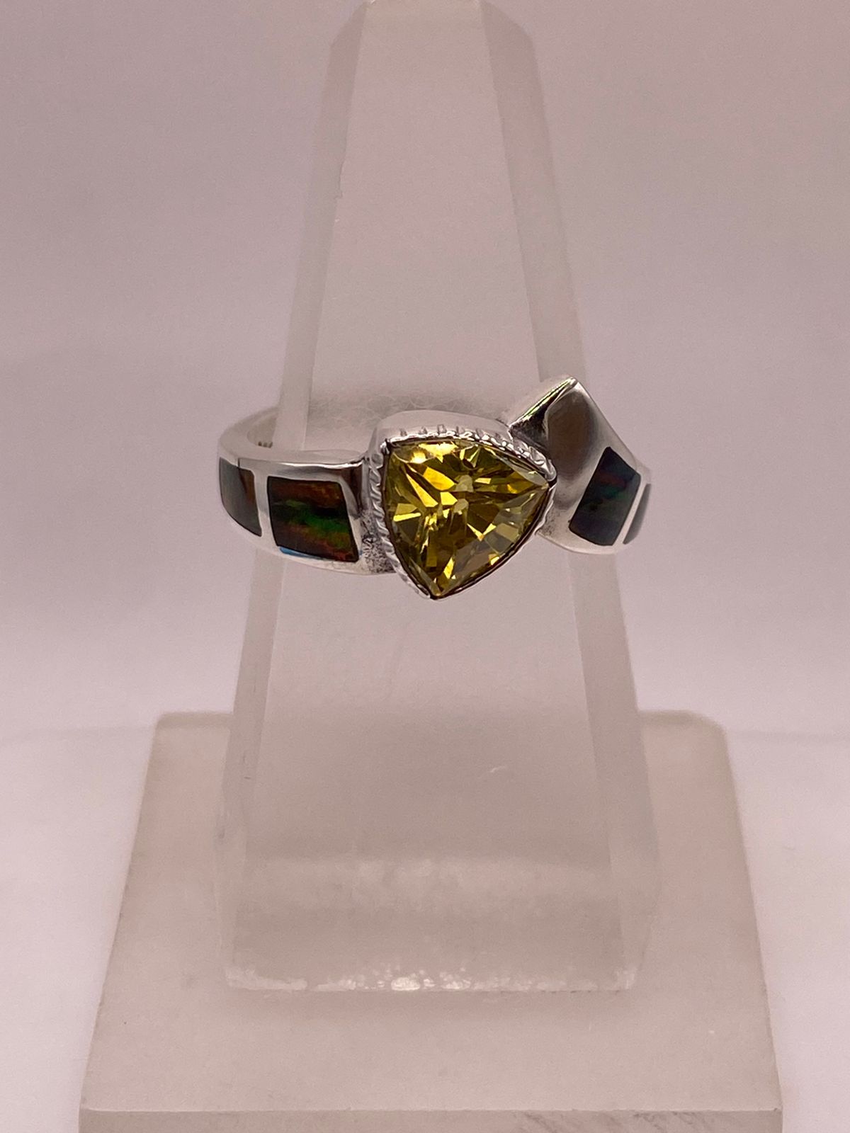 Anillo Solitario de Plata Ley 950 con Ópalo de Fuego Multicolor y Zirconia Amarilla
