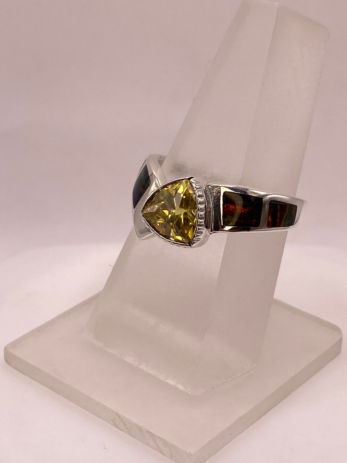 Anillo Solitario de Plata Ley 950 con Ópalo de Fuego Multicolor y Zirconia Amarilla