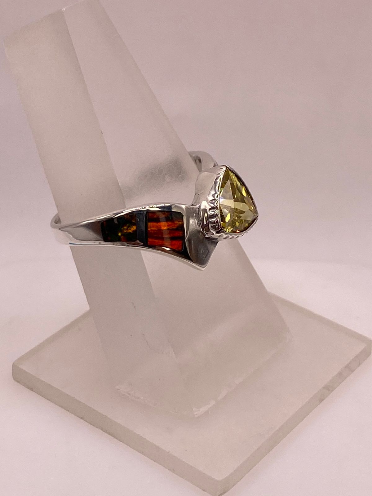 Anillo Solitario de Plata Ley 950 con Ópalo de Fuego Multicolor y Zirconia Amarilla