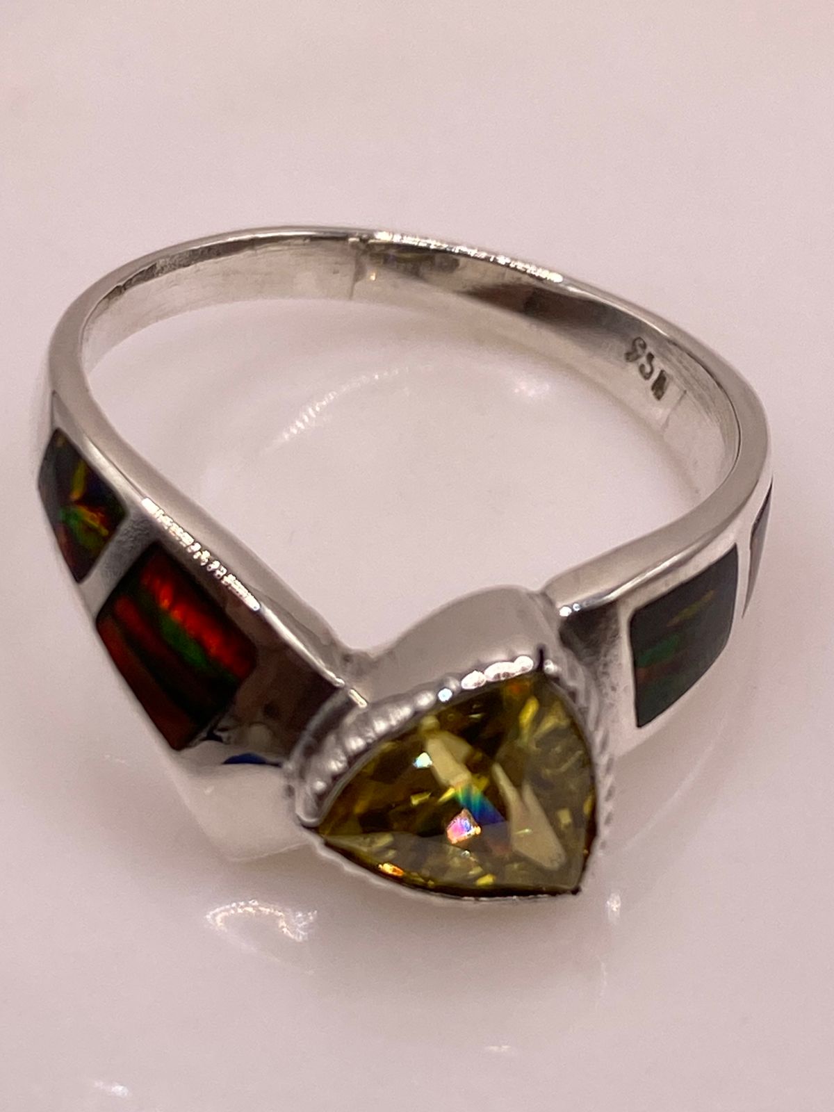 Anillo Solitario de Plata Ley 950 con Ópalo de Fuego Multicolor y Zirconia Amarilla