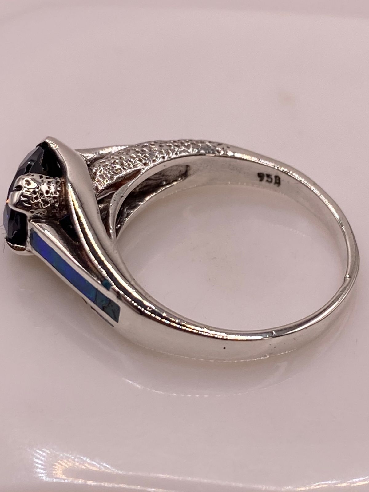 Anillo Solitario de Plata Ley 950 con Ópalo de Fuego y Zirconia Azul