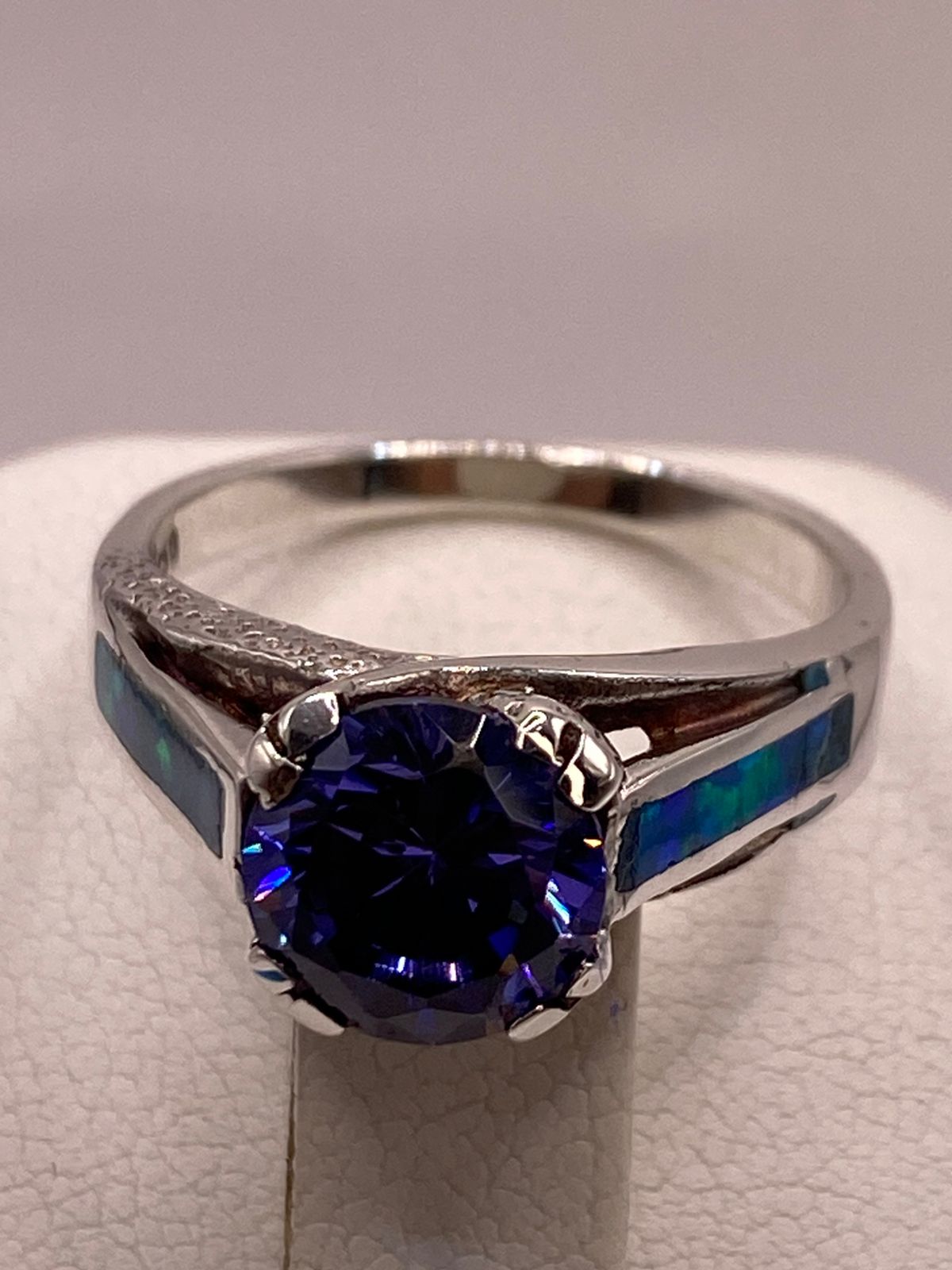 Anillo Solitario de Plata Ley 950 con Ópalo de Fuego y Zirconia Azul