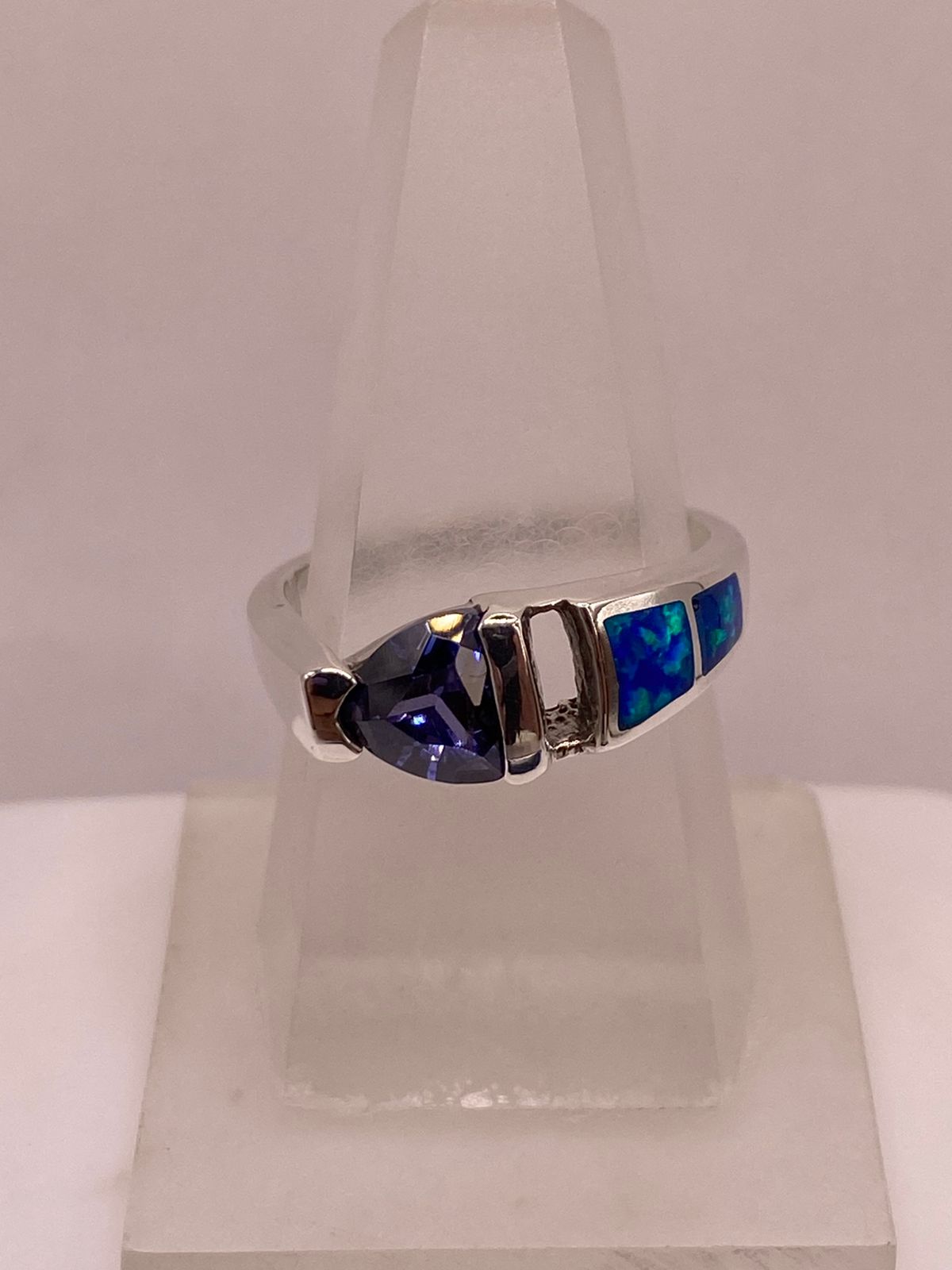 Anillo Solitario de Plata Ley 950 con Ópalo de Fuego y Zirconia Morada