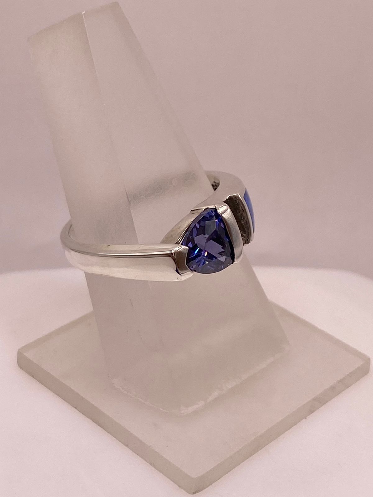 Anillo Solitario de Plata Ley 950 con Ópalo de Fuego y Zirconia Morada