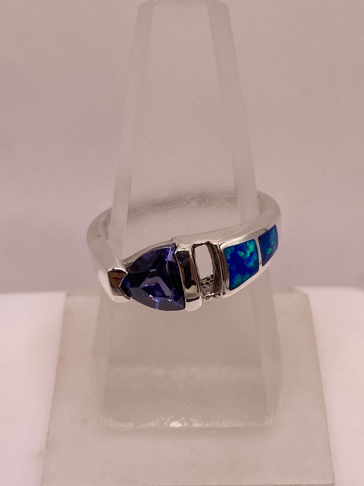 Anillo Solitario de Plata Ley 950 con Ópalo de Fuego y Zirconia Morada