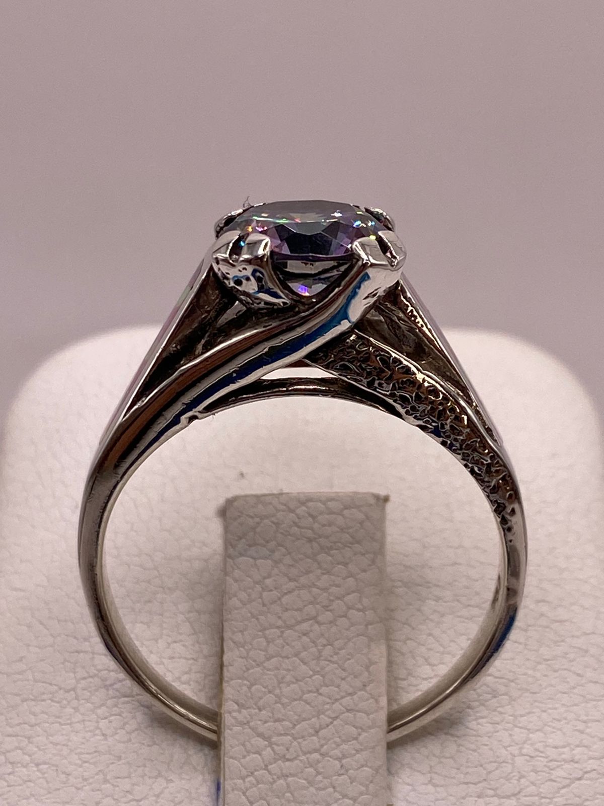 Anillo Solitario de Plata Ley 950 con Ópalo de Fuego y Zirconia Multicolor