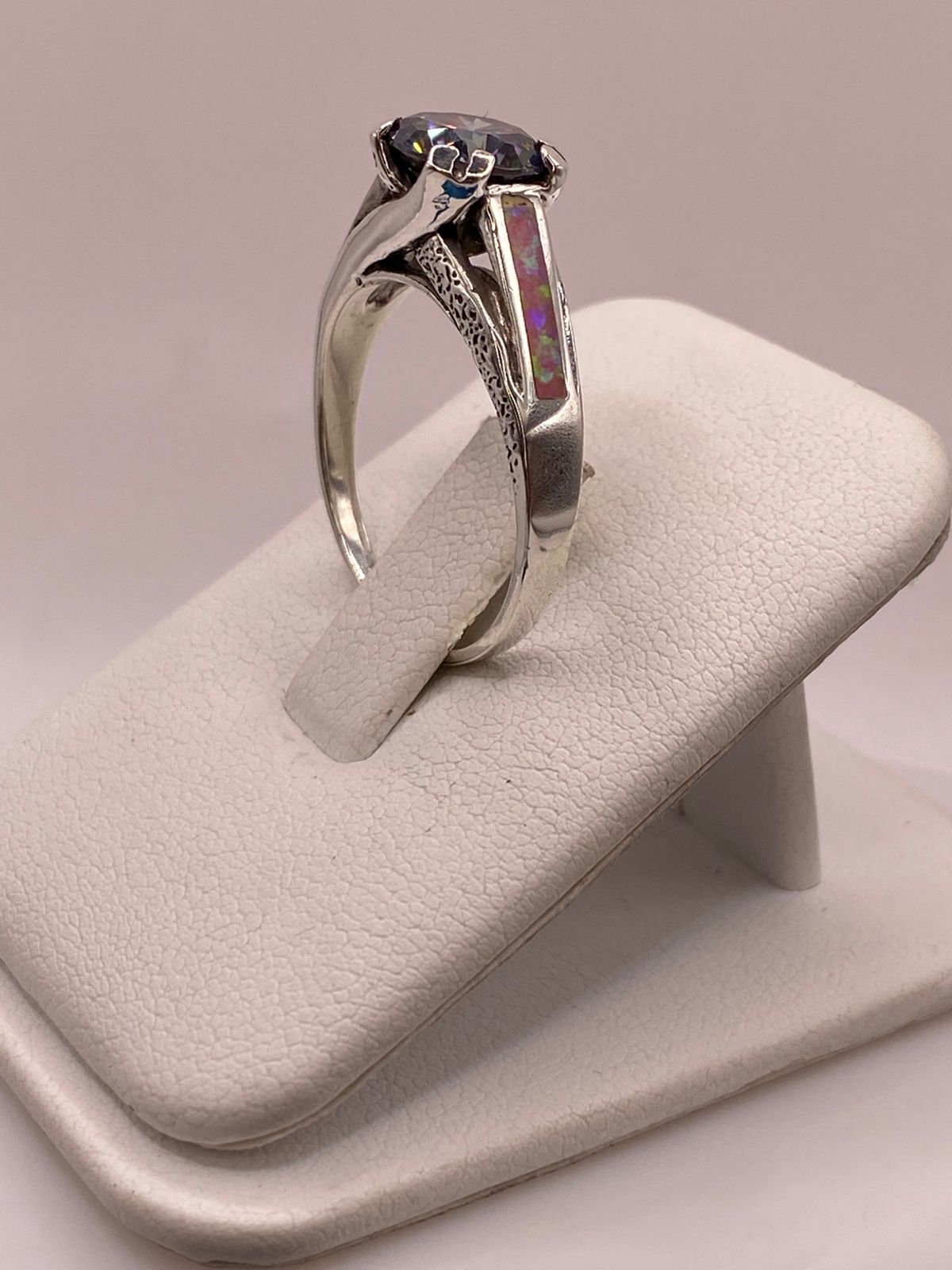 Anillo Solitario de Plata Ley 950 con Ópalo de Fuego y Zirconia Multicolor