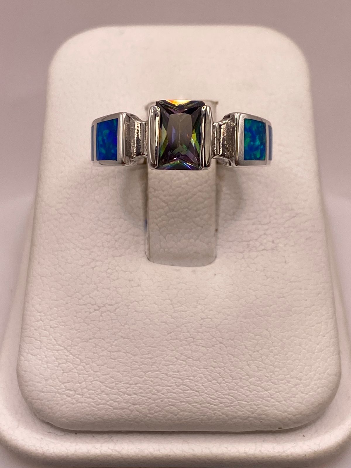 Anillo Solitario de Plata Ley 950 con Ópalo de Fuego y Zirconia Multicolor