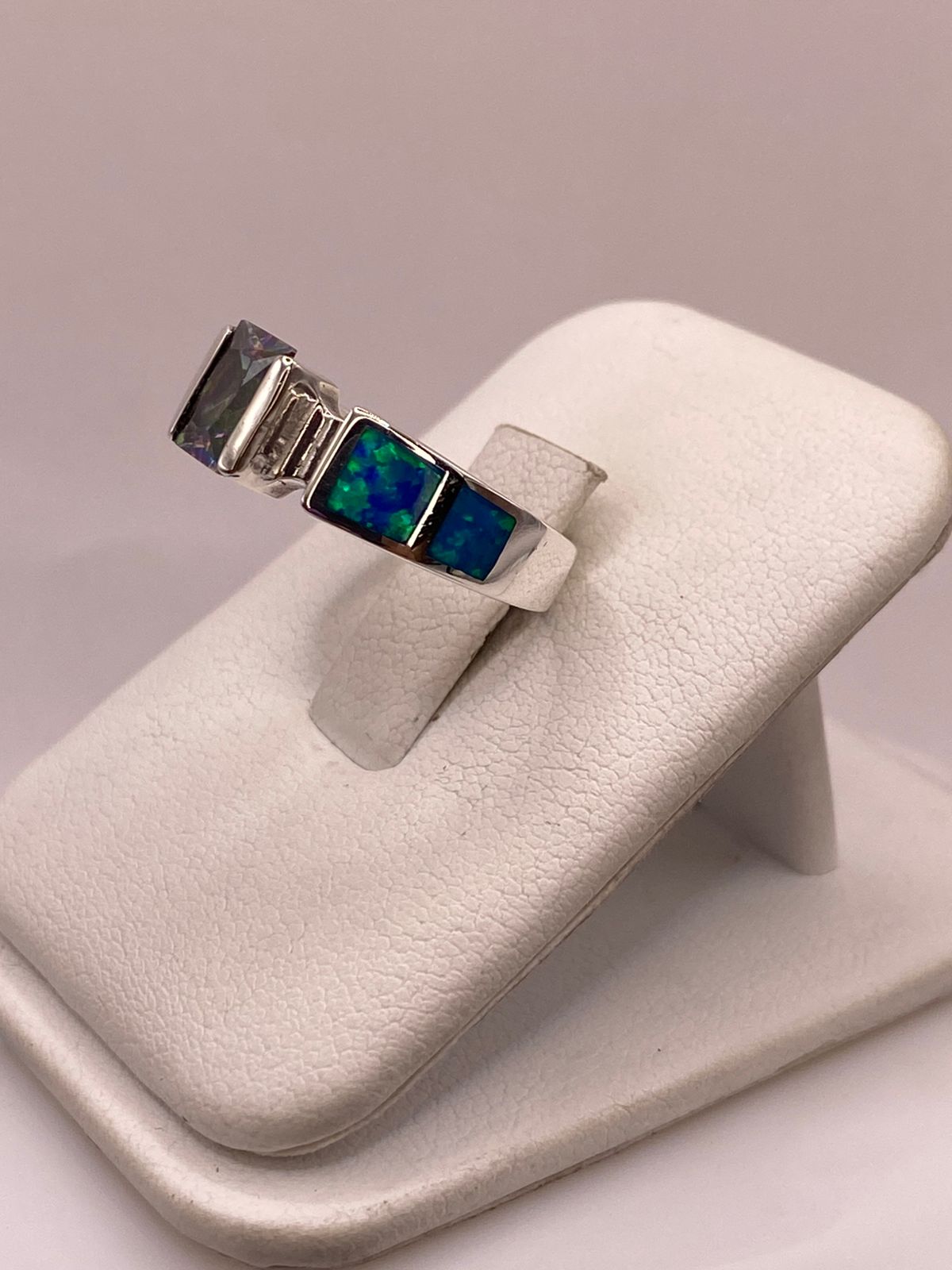Anillo Solitario de Plata Ley 950 con Ópalo de Fuego y Zirconia Multicolor