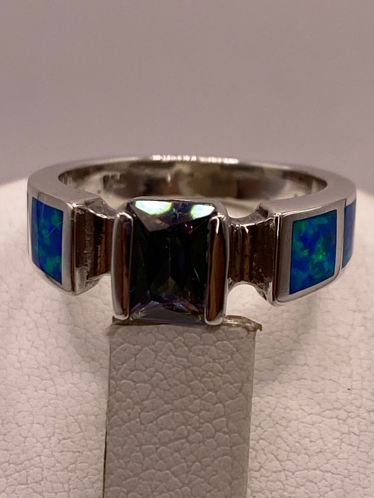 Anillo Solitario de Plata Ley 950 con Ópalo de Fuego y Zirconia Multicolor