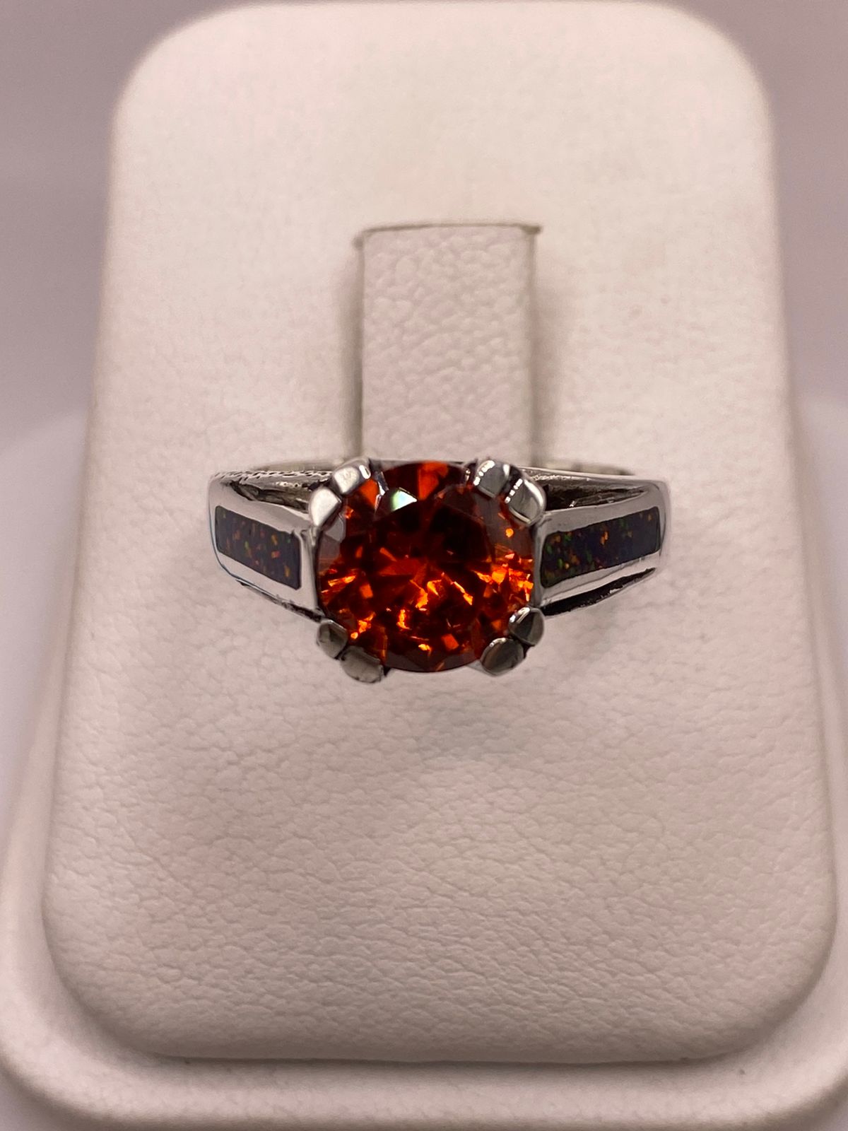 ANILLO SOLITARIO DE PLATA LEY 950 CON ÓPALO DE FUEGO Y ZIRCONIA NARANJA