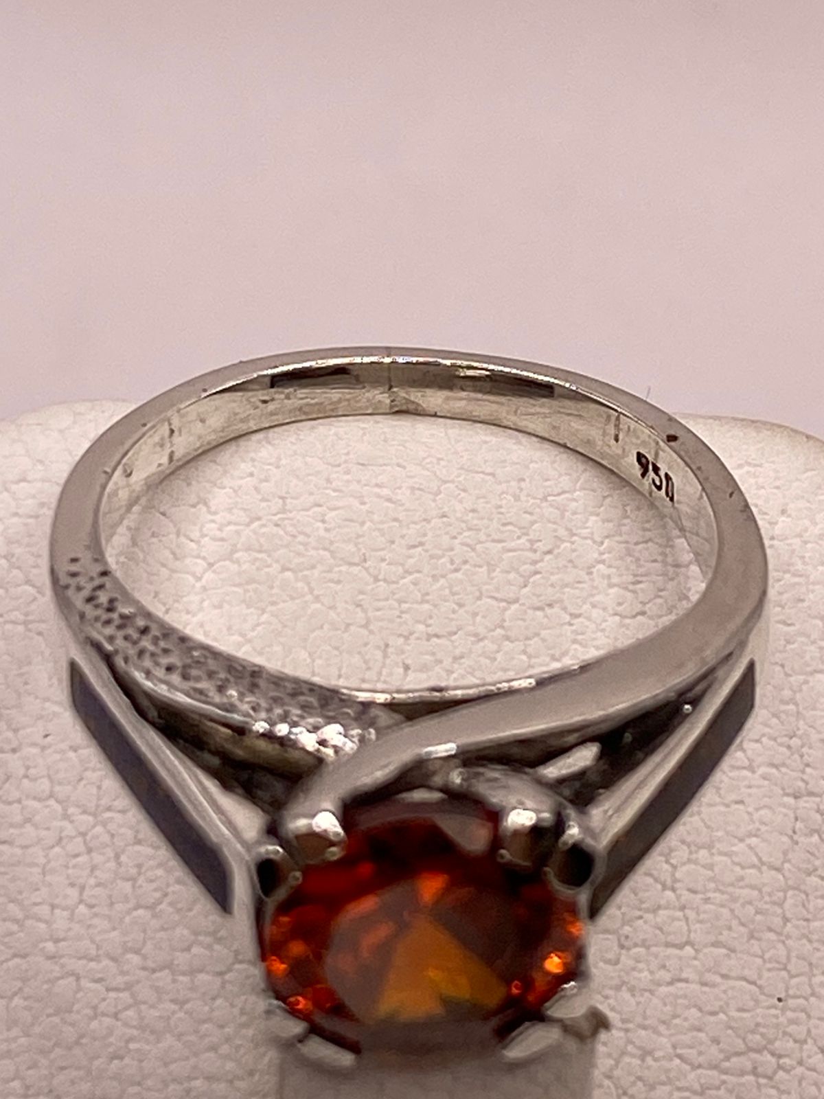 ANILLO SOLITARIO DE PLATA LEY 950 CON ÓPALO DE FUEGO Y ZIRCONIA NARANJA