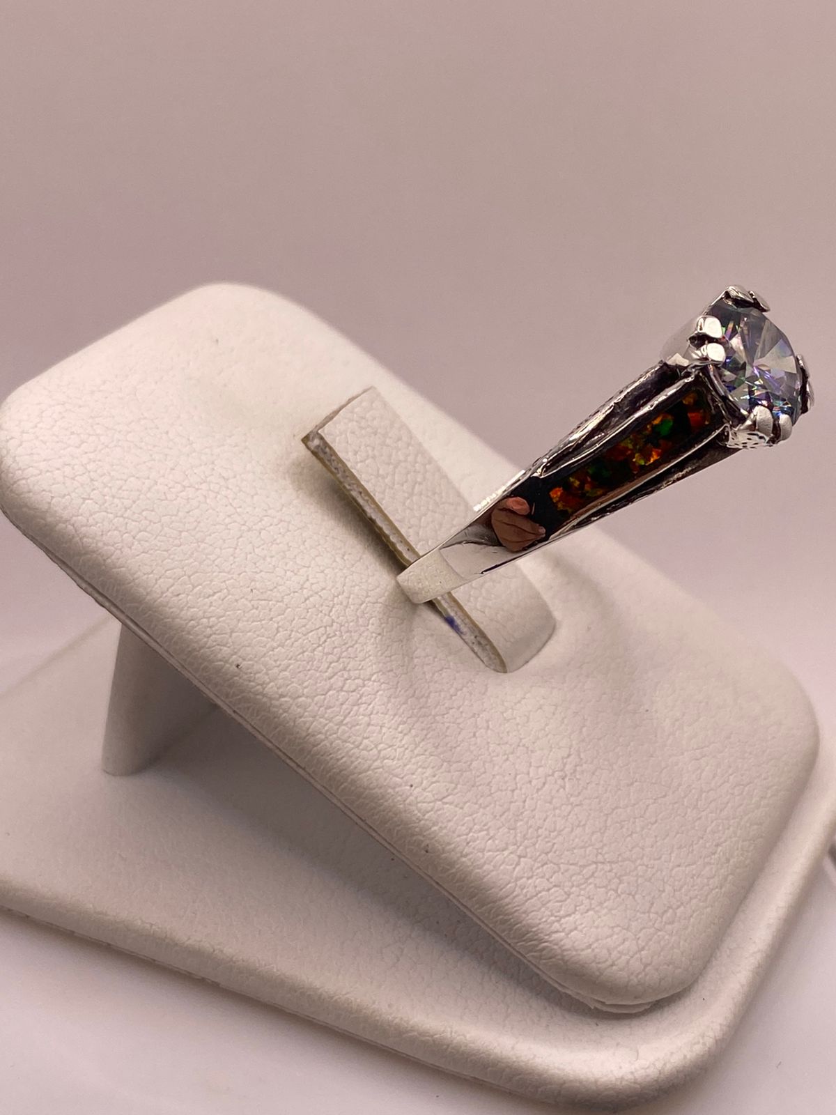 Anillo Solitario de Plata .950 con Ópalo de Fuego y Zirconia Multicolor