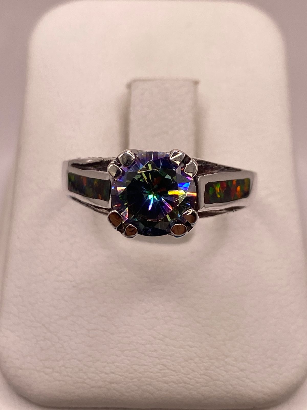 Anillo Solitario de Plata .950 con Ópalo de Fuego y Zirconia Multicolor