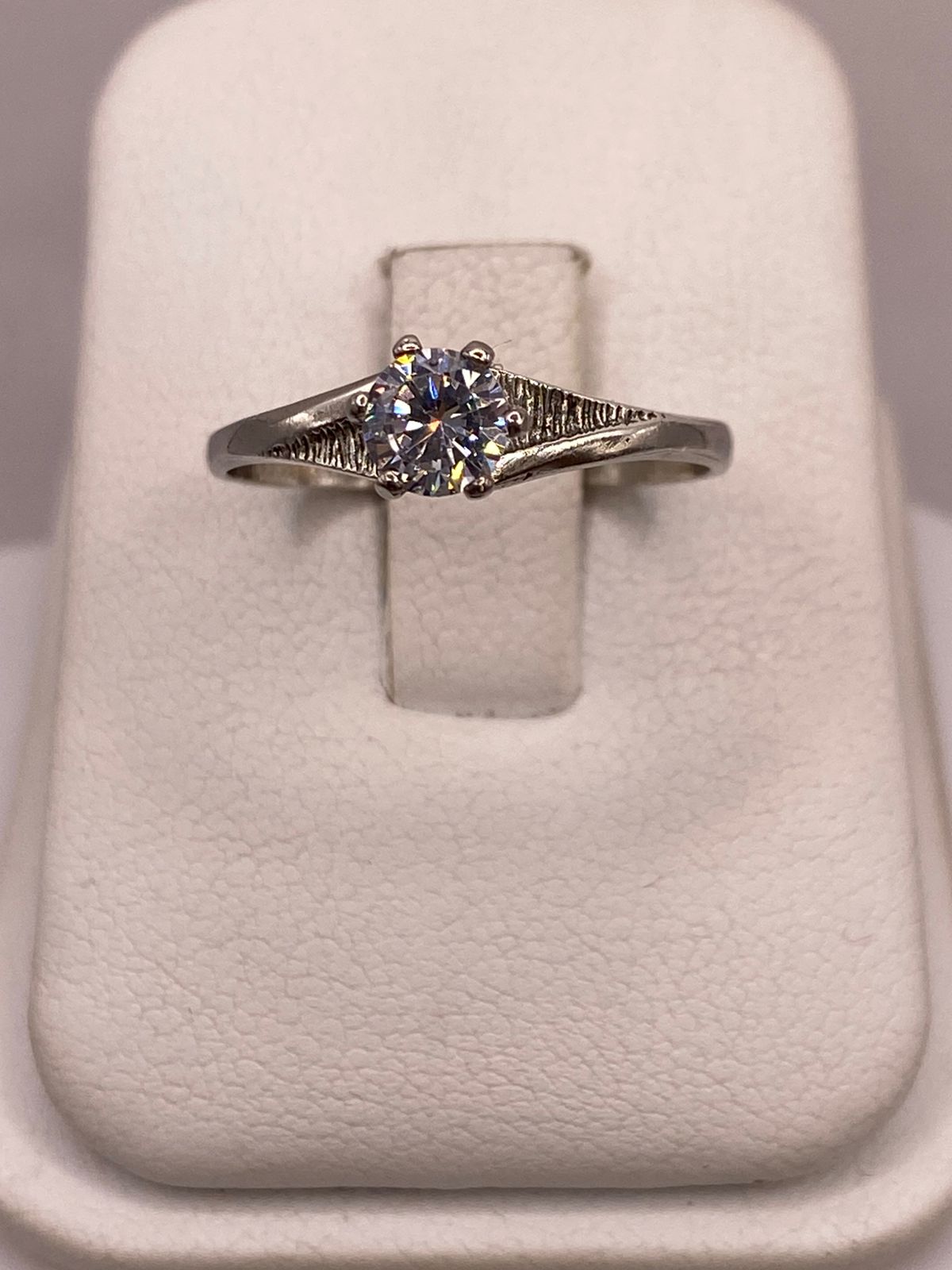 Anillo Solitario de Zirconia Blanca en Plata Ley 925