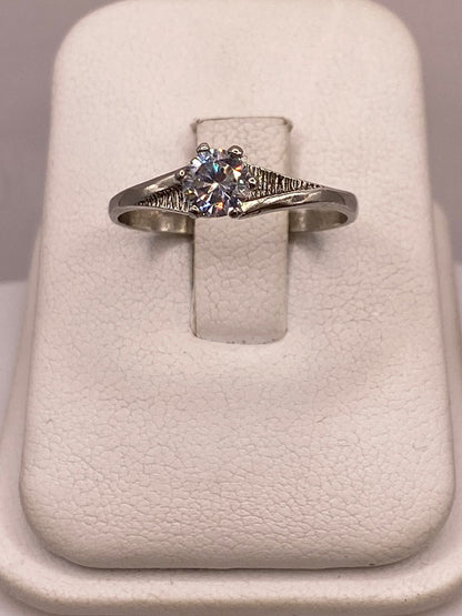 Anillo Solitario de Zirconia Blanca en Plata Ley 925, vista de detalle