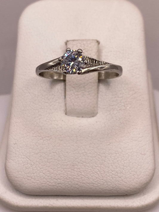 ANILLO SOLITARIO DE ZIRCONIA BLANCA EN PLATA LEY 925