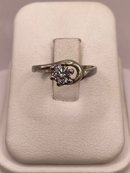 ANILLO SOLITARIO DE ZIRCONIA BLANCA EN PLATA LEY 925