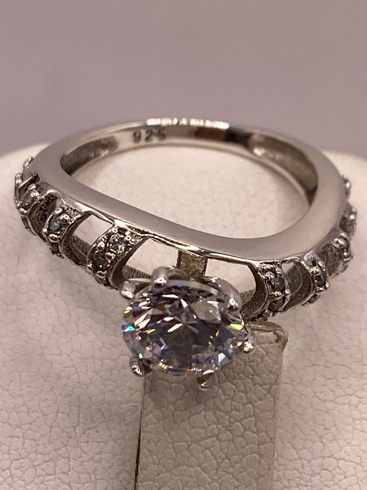 Anillo Solitario de Zirconia Blanca en Plata Ley 925
