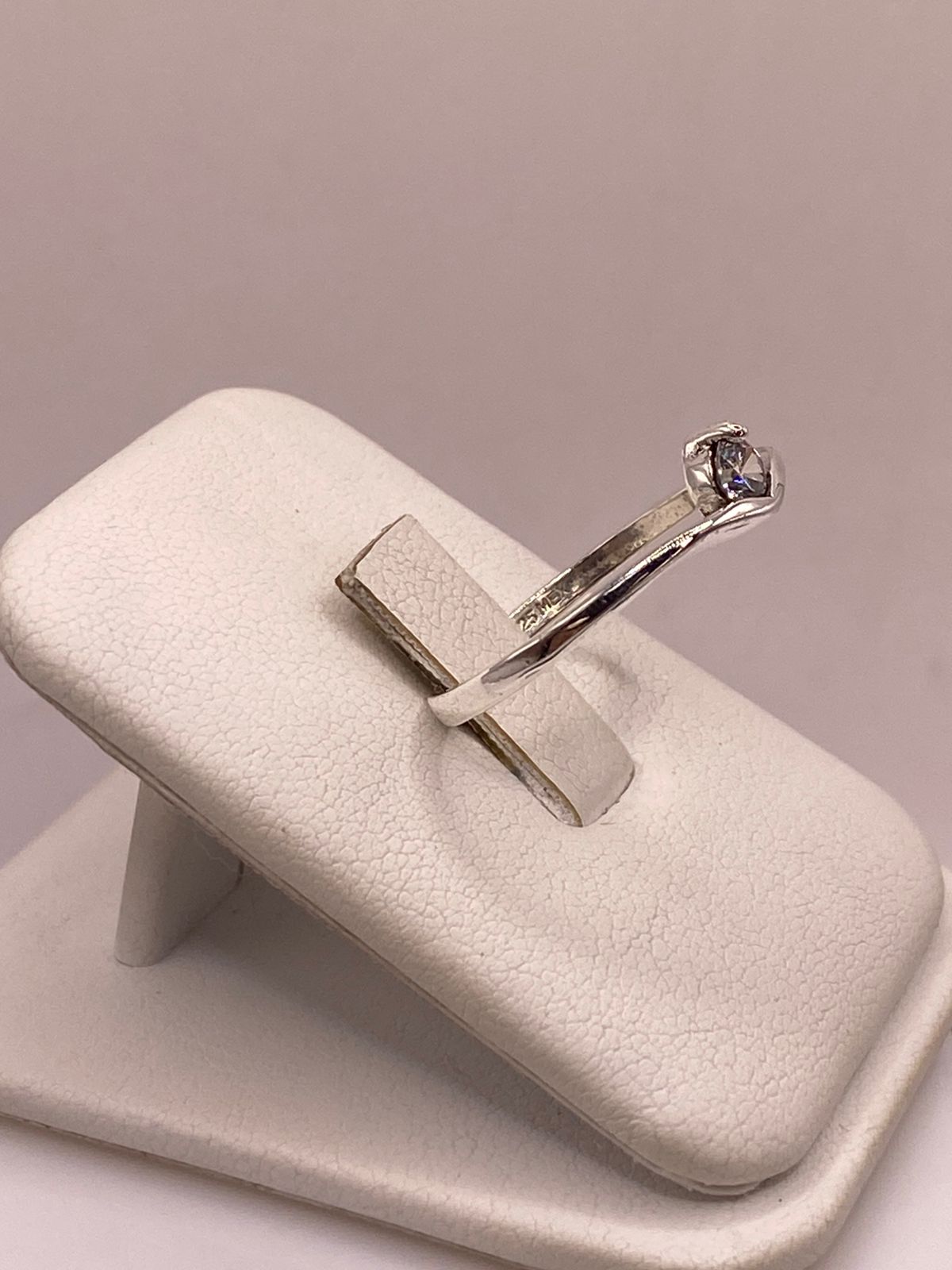 Anillo Solitario con Zirconia Blanca en Plata Ley 925