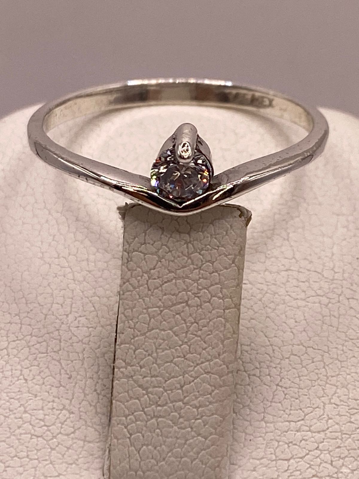 Anillo Solitario con Zirconia Blanca en Plata Ley 925