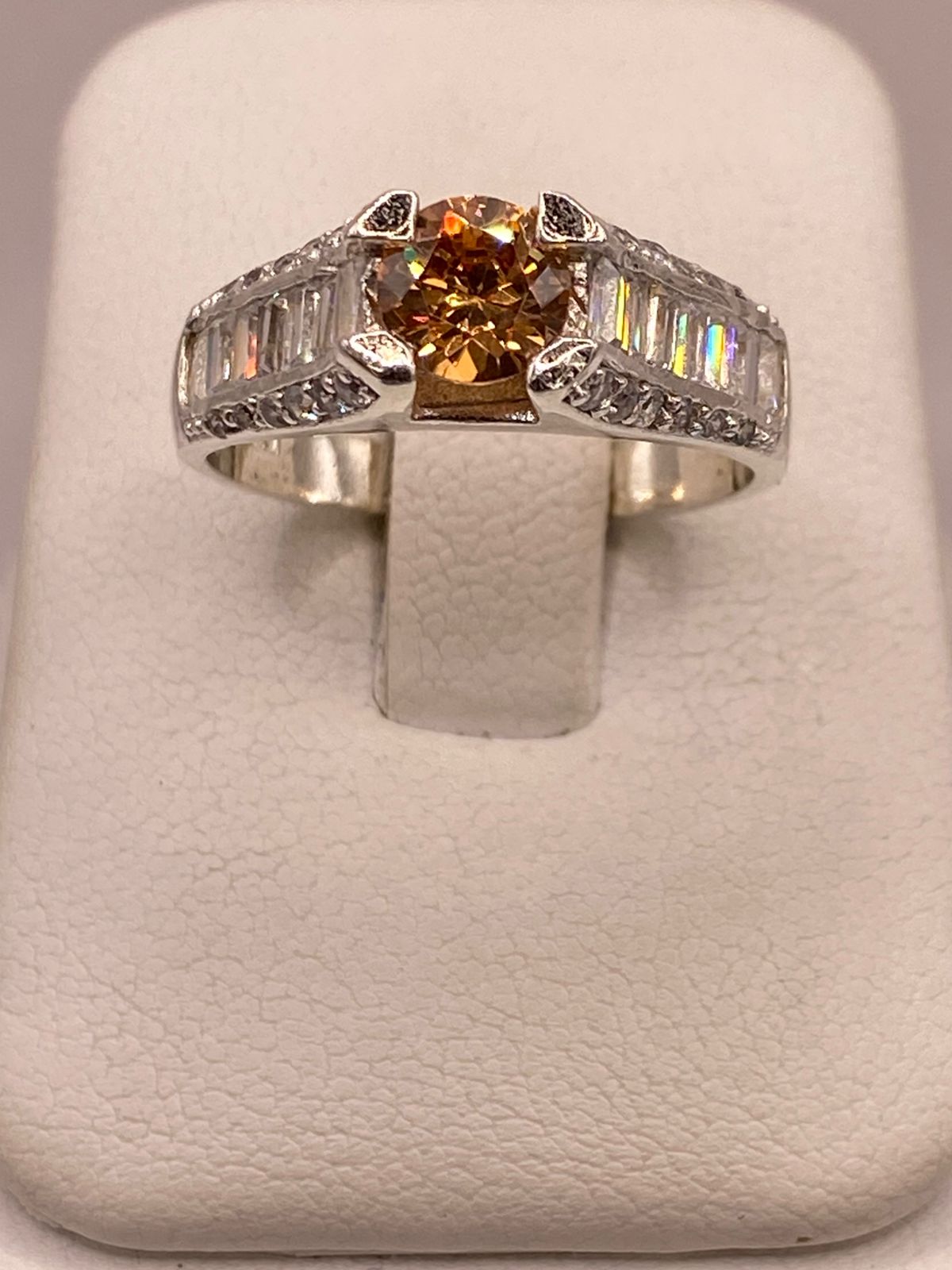 Anillo Solitario con Zirconia en Plata Ley 925 💎 — ángulo diagonal