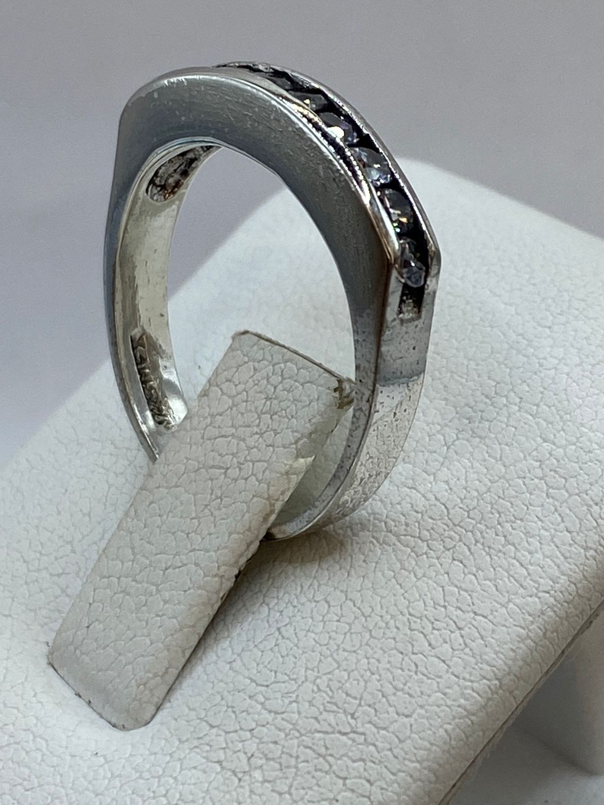 Anillo Tipo Banda con Zirconias en Plata 925