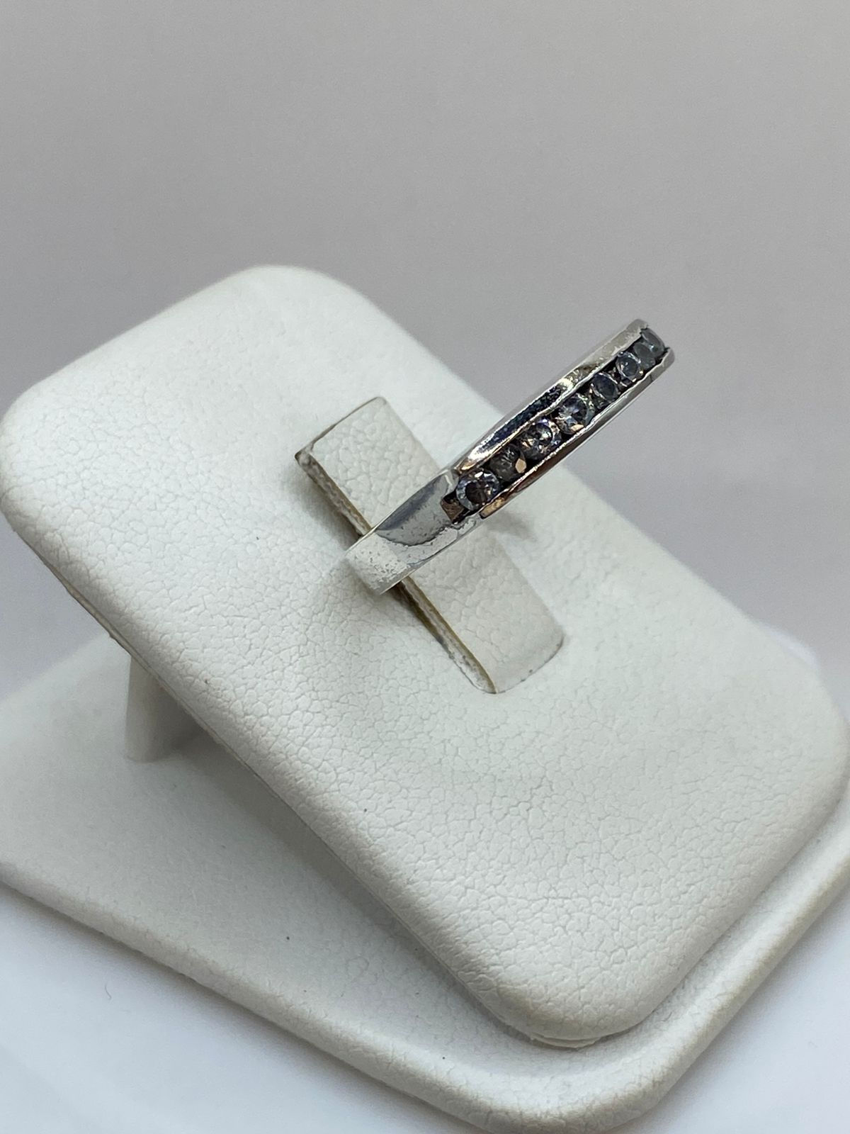Anillo Tipo Banda con Zirconias en Plata 925